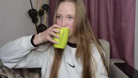 Snapshot of dustydeida chatting on 12-14-25, 06:45 Jenny online show from 12-14-25, 06:45