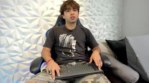 Dylan online show from 10-04-25, 01:42