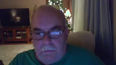 Snapshot of earl52 chatting on 12-19-24, 12:02 earl52 online show from 12-19-24, 12:02