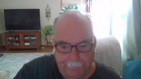 Snapshot of earl52 chatting on 09-19-25, 06:41 earl52 online show from 09-19-25, 06:41