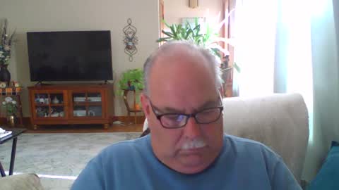 Snapshot of earl52 chatting on 09-26-25, 07:29 earl52 online show from 09-26-25, 07:29
