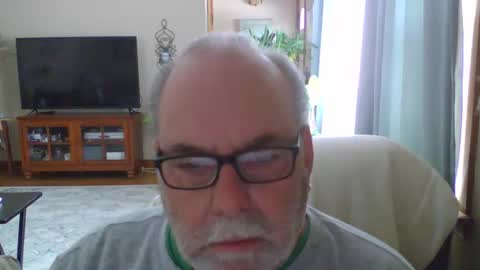 Snapshot of earl52 chatting on 03-05-26, 05:09 earl52 online show from 03-05-26, 05:09