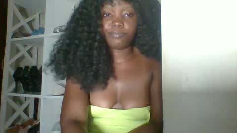 Snapshot of ebony_malkia chatting on 12-14-25, 05:07 Malikia online show from 12-14-25, 05:07