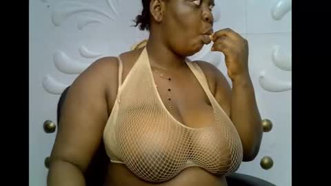 Snapshot of ebony_plumx12 chatting on 11-21-25, 07:56 Prisy online show from 11-21-25, 07:56