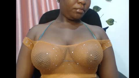 Snapshot of ebony_sexy_queen chatting on 10-06-25, 04:54 Racheal online show from 10-06-25, 04:54