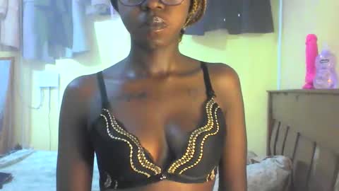 Ebonymuse2 online show from 04-20-26, 07:33