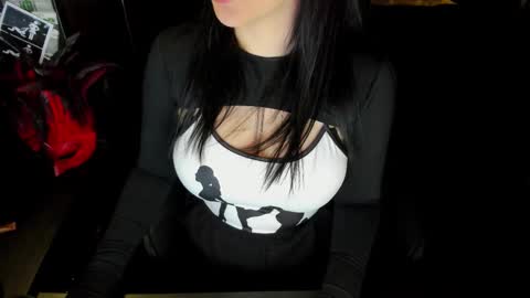 Snapshot of edgequeen69 chatting on 12-18-25, 08:04 EdgeQueen69 online show from 12-18-25, 08:04