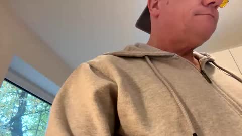 Snapshot of eichelhorn chatting on 10-23-25, 10:58 eichelhorn online show from 10-23-25, 10:58