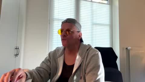 Snapshot of eichelhorn chatting on 10-27-25, 12:20 eichelhorn online show from 10-27-25, 12:20