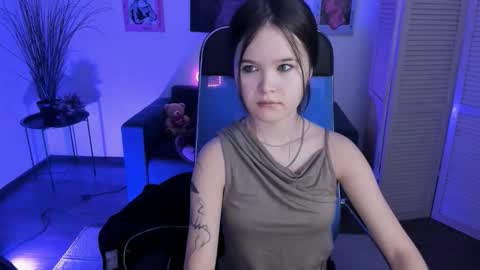 Snapshot of elainebeness chatting on 01-15-26, 01:43 Your sweet girl online show from 01-15-26, 01:43