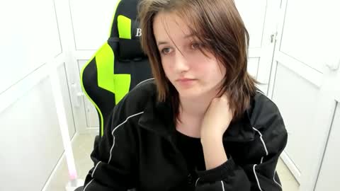 Snapshot of elara_muse chatting on 04-16-26, 06:47 Evie online show from 04-16-26, 06:47