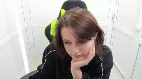 Snapshot of elara_muse chatting on 04-20-26, 07:00 Evie online show from 04-20-26, 07:00