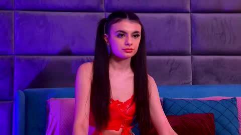 Snapshot of elaramorel chatting on 12-16-25, 04:39 Elara online show from 12-16-25, 04:39