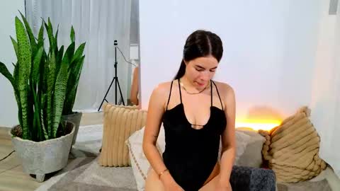 elaravennori online show from 12-20-25, 03:24