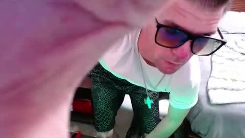 Snapshot of elevatetlb chatting on 09-29-25, 04:17 Walker online show from 09-29-25, 04:17