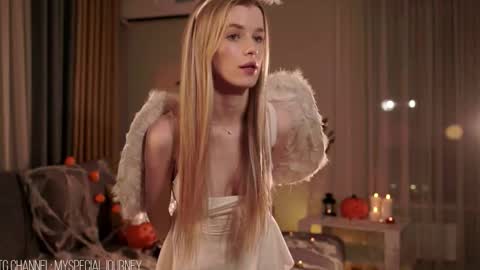 Snapshot of eli_journey chatting on 10-31-25, 07:26 Eli online show from 10-31-25, 07:26