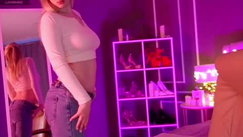 Snapshot of elina_nortas chatting on 03-12-25, 01:14 Elina online show from 03-12-25, 01:14