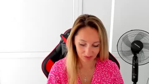 Snapshot of elinarosee chatting on 06-22-26, 06:43 Milena online show from 06-22-26, 06:43