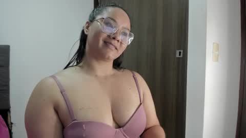 Snapshot of elisa_connors18 chatting on 09-20-25, 10:33      online show from 09-20-25, 10:33