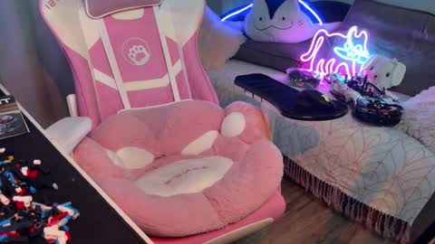 Snapshot of elisa_north chatting on 10-13-25, 01:44 Elisa North online show from 10-13-25, 01:44