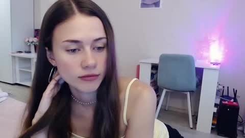 Elis online show from 09-13-25, 02:44