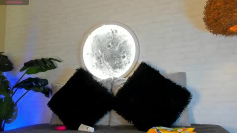 Snapshot of elise_diamond chatting on 03-09-25, 10:41 Elise diamond online show from 03-09-25, 10:41