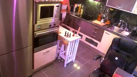 Snapshot of elise_tv chatting on 09-20-25, 06:42 Barbie online show from 09-20-25, 06:42