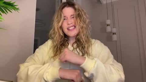 Stephanie online show from 04-03-26, 09:35