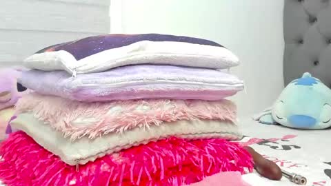 Snapshot of elizabeth_18_ chatting on 05-27-26, 03:36 ELIZA online show from 05-27-26, 03:36