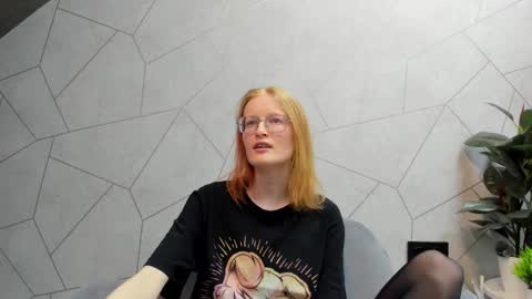 Snapshot of elizabeth_harpper chatting on 02-13-25, 08:27 Elizabeth online show from 02-13-25, 08:27