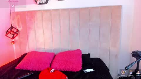 Snapshot of elizabethevan_ chatting on 12-16-25, 01:16 Lucia Vonne online show from 12-16-25, 01:16