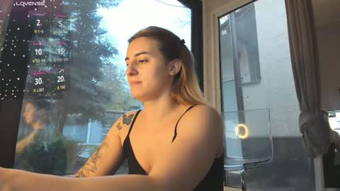 ella_vee online show from 11-28-25, 06:49