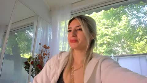 Snapshot of ella_vee chatting on 05-15-26, 05:47 ella_vee online show from 05-15-26, 05:47