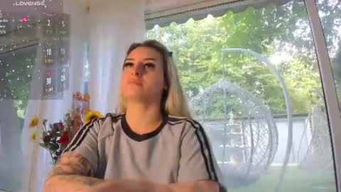 Snapshot of ella_vee chatting on 06-15-26, 04:25 ella_vee online show from 06-15-26, 04:25