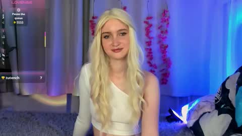 Snapshot of ellabloom chatting on 10-20-25, 03:45 Ella online show from 10-20-25, 03:45