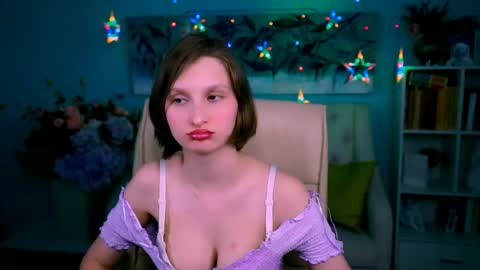 Snapshot of ellahorton chatting on 05-29-26, 05:44 Ella online show from 05-29-26, 05:44