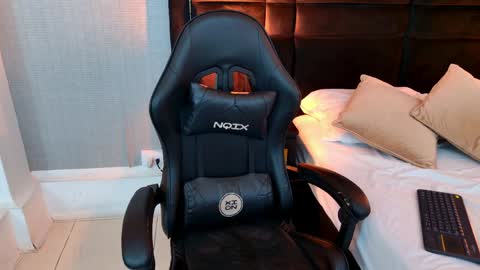 Ella Sanders online show from 04-24-26, 01:52