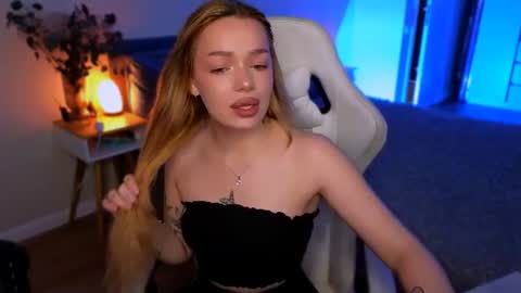 Snapshot of ellatwox chatting on 06-15-26, 06:15 Ella online show from 06-15-26, 06:15