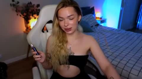 Snapshot of ellatwox chatting on 07-28-26, 05:47 Ella online show from 07-28-26, 05:47