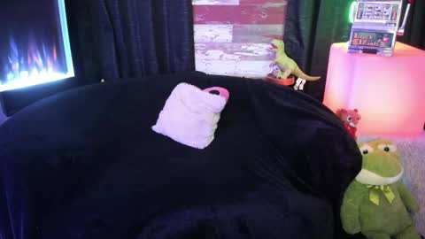 Snapshot of elle4you chatting on 10-27-25, 08:24 ELLE online show from 10-27-25, 08:24