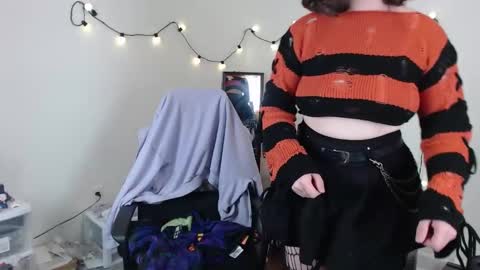 Snapshot of elliecharmful chatting on 11-15-25, 12:41 Ellie Charmful online show from 11-15-25, 12:41