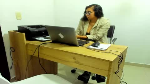 elliee_wlisson online show from 05-26-26, 04:08