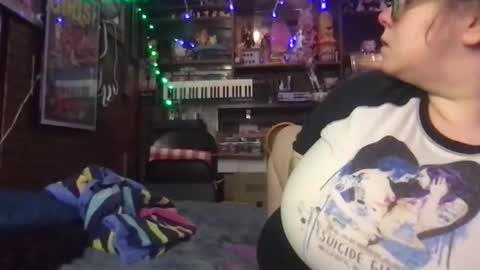 Ellie Louise online show from 12-15-25, 03:33