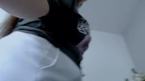 Snapshot of ellies_8 chatting on 04-09-26, 07:03 Ellie online show from 04-09-26, 07:03