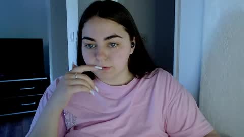 Snapshot of ellies_8 chatting on 05-12-26, 06:54 Ellie online show from 05-12-26, 06:54