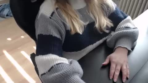 Elly online show from 09-28-25, 01:05