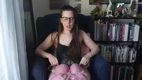 Snapshot of ellynaomi chatting on 01-11-25, 04:14 Elly Naomi online show from 01-11-25, 04:14