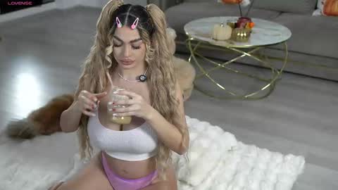 Snapshot of ellyxxxelly chatting on 10-21-25, 10:27 Elly online show from 10-21-25, 10:27