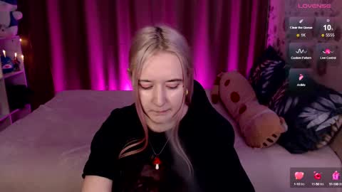 Snapshot of elovinora chatting on 12-18-24, 10:02 Ela give me a thumbs up if you like it  and this is important for the development of the account online show from 12-18-24, 10:02