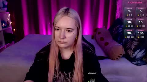 Snapshot of elovinora chatting on 12-20-24, 01:47 Ela give me a thumbs up if you like it  and this is important for the development of the account online show from 12-20-24, 01:47